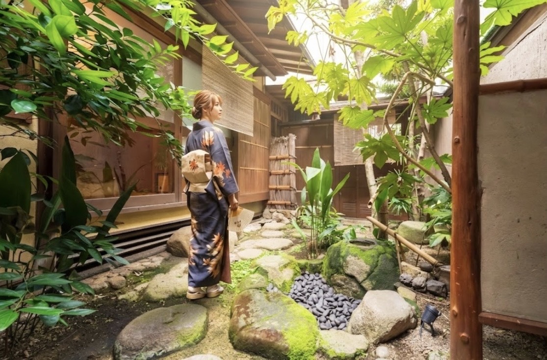 The courtyard garden at Ogawatei in daylight